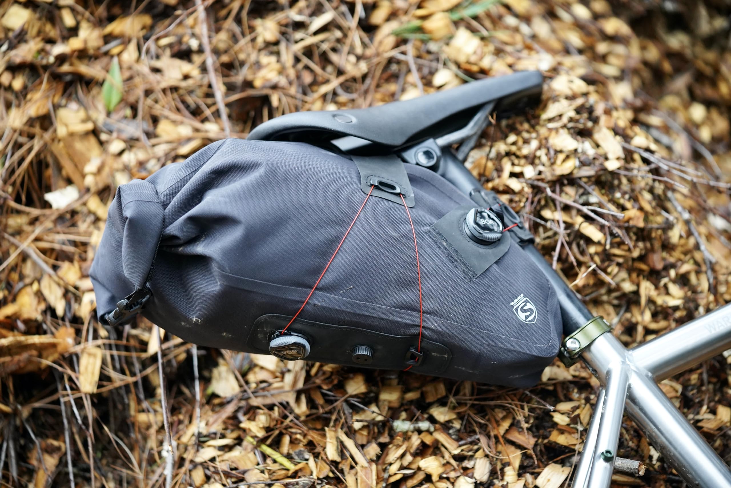 SILCA Grinta Roll Top Seat Pack | 2-5L storage capacity | Waterproof construction | BOA closure mounting system | Secure rattle free design | internal structure for sleek design | - Image 4