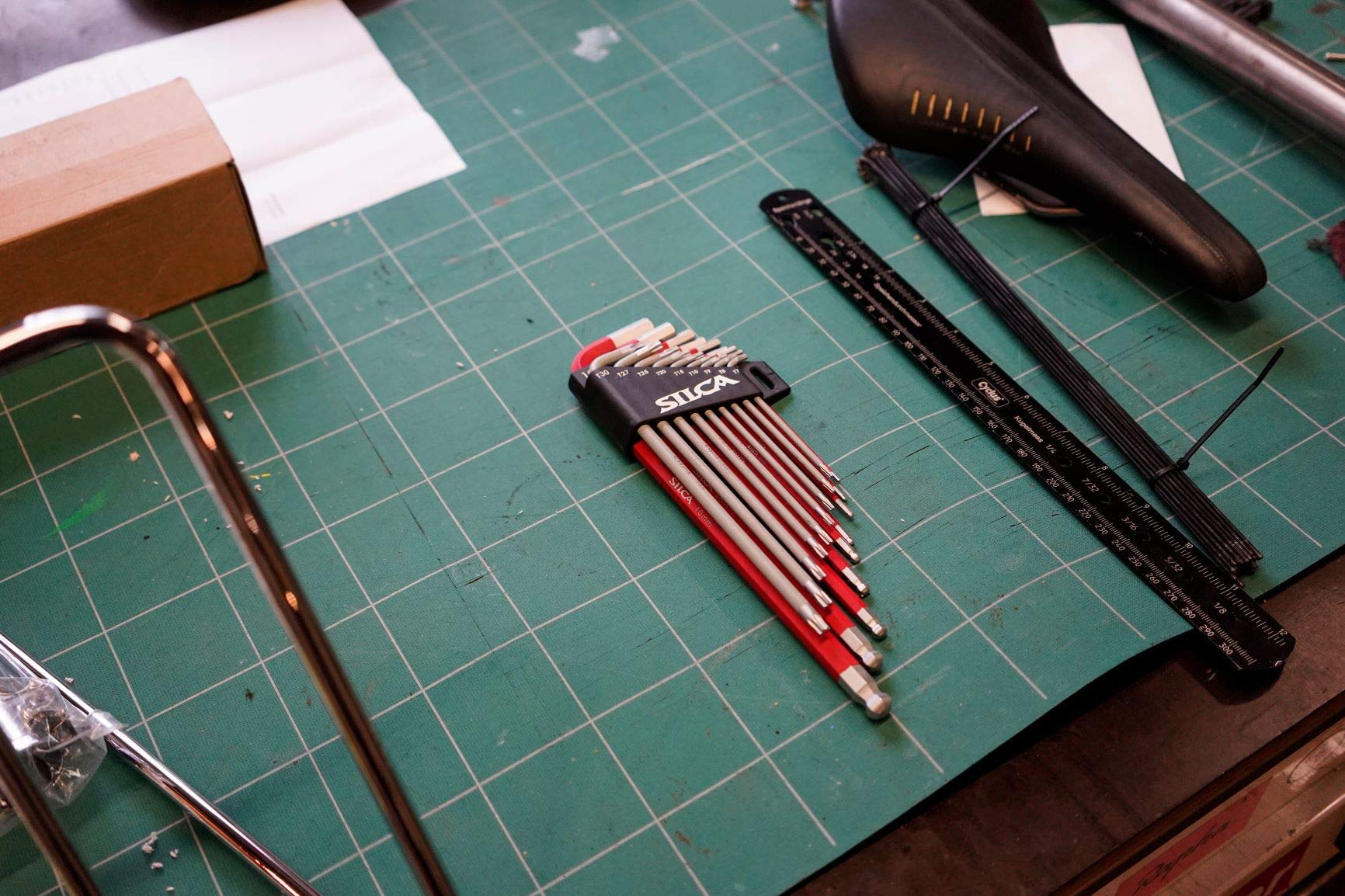 SILCA HX-TWO Heavy Duty Essential Metric Hex and Torx Set | Torx 7 - T30 - Hex 1.5 - H10 | Color Powder coated Red and Grey texture non slip grip | Swiss tool steel L wrench Allen key. - Image 4